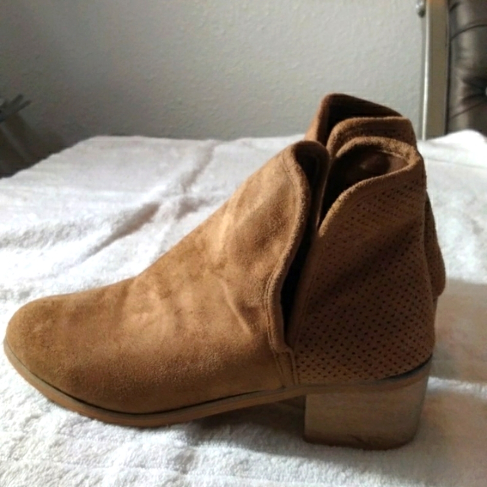 Women suede Soho Boot tan  size 8 wedg